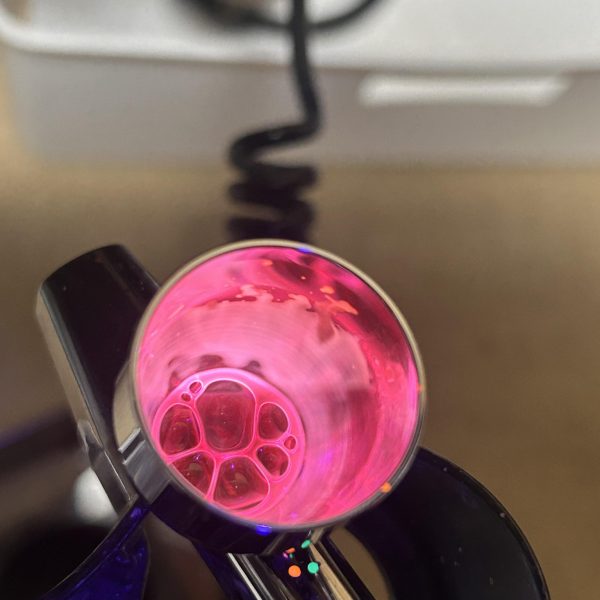 クリアピンクのパーツがありますが、UVライトを当てると赤みが強めに発光します。蛍光ピンクに蛍光クリアや蛍光ブルーを混ぜるとピンクに発光するので、調色した蛍光ピンクで塗装してみたら、地の蛍光ピンクが強く赤みが思っていた以上に出てしまったので、直接蛍光クリアーを塗ってみました。かなり、いい感じのピンクに発光するようになりました。クリアピンクのパーツには蛍光クリアーですね。（3枚目）