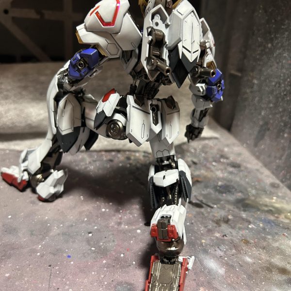 バックパックのシリンダーパーツを紛失してしまったので、組み立ては一時中断。。。武器の制作とデカール貼りに移ります。（2枚目）