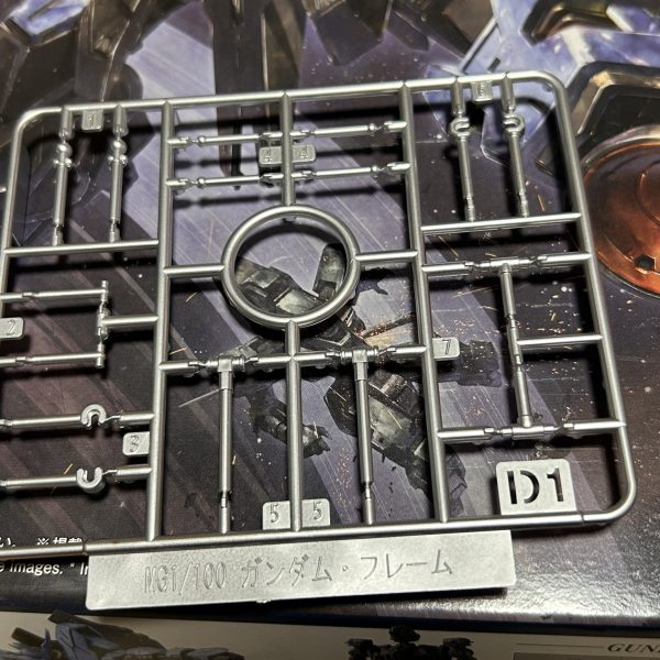 紛失したシリンダーパーツですが、部販に在庫はなくて途方に暮れるとこでした。しかし、積んでいたヴィダールが同じガンダムフレームを持つことを思い出し、パーツリストを見ていたら、丁度余剰パーツで使えることが分かり、制作を止めずに済みそうです。こんな形で積みを崩すのは不本意ではありますが、次回作は強制的にヴィダールになるのかな！？（2枚目）