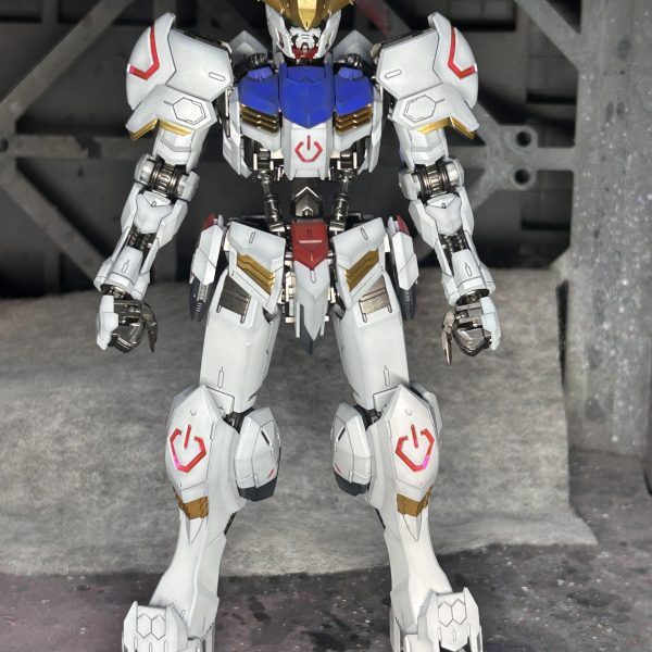 バックパックが完成しましたので、組み立ては完了しました。組み立て前に墨入れは終わらせているので、残すはマーキングシール貼りです。（2枚目）