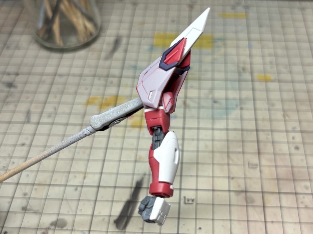 ハンドパーツは30mmのオプションパーツを使用キットの拳より一回り大きくなったので力強いシルエットになったと思います無加工で取り付けできたのでオススメです