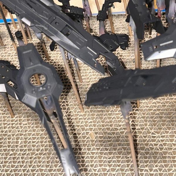 バルバトスと同じガンダムフレームということでしたが、バルバトスより明るくライトグレーより暗めの成形色でしたので、クレオスのスーパーアイアンで塗りました。外装の暗い色は黒下地にミッドナイトブルーです。←取説はミッドナイトブルーを調色にしてましたが、わたしは100%ミッドナイトブルーにしました。&nbsp;（2枚目）