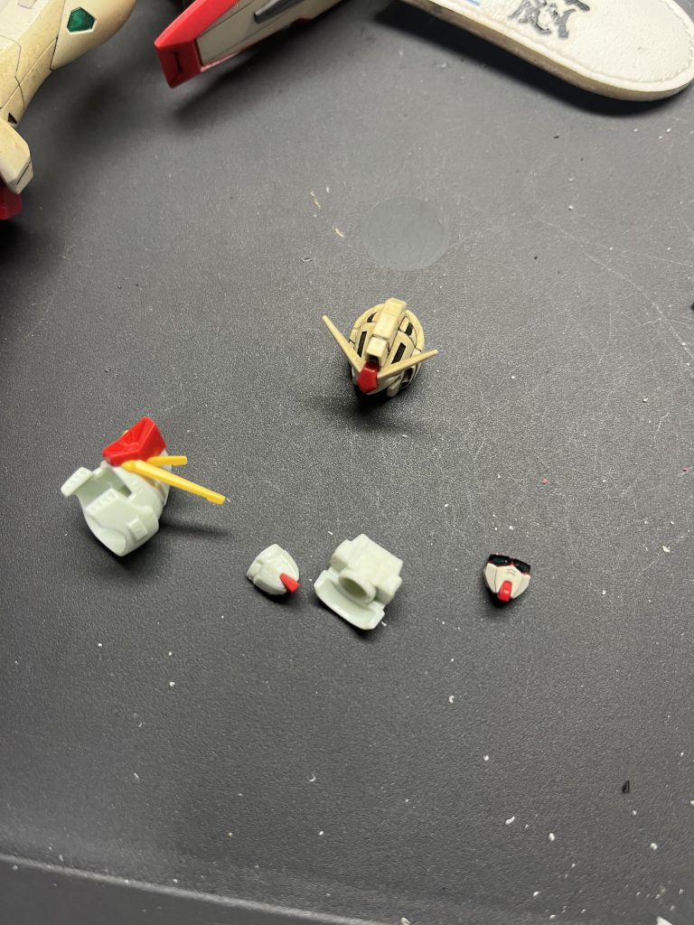 どうしても純正の顔よりMGカトキの顔に憧れていろいろ加工方法を調べたんですがどれもこれも自分には手に負えそうにありませんでした😑ちょうど近くにあったジャンクOガンダムの顔が見事にフィット😍切り飛ばしてちょっと削って調整して接着しただけです😎