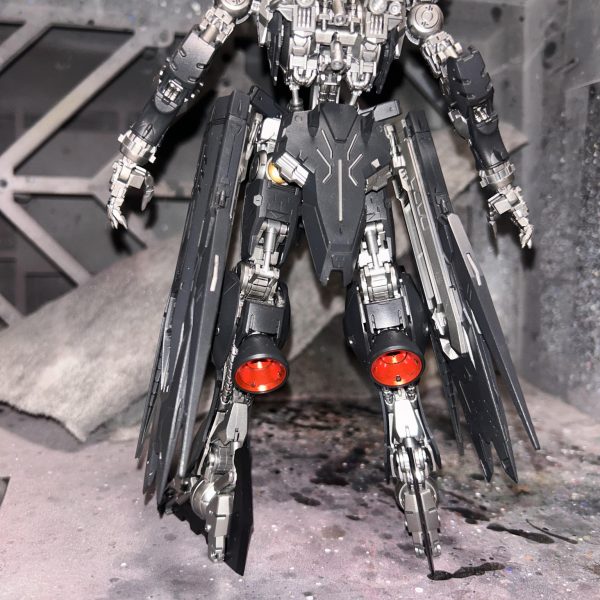 赤はキャンディレッド、黒はEx-ブラックにサファイアブルーを調色して塗りました。（2枚目）