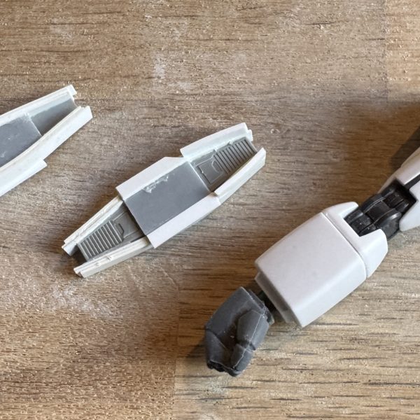 細かいパーツが多くて作るのに骨が折れましたが達成感はあります（3枚目）