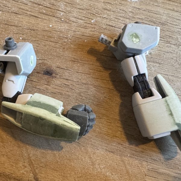 細かいパーツが多くて作るのに骨が折れましたが達成感はあります（4枚目）