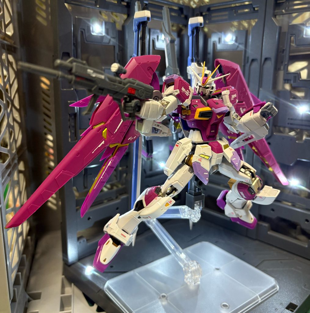 一応seed撃ちポーズのつもりですが、フリーダム系のゴールド関節に対抗して関節をシルバー系の塗装をしてまして、関節がギチギチになりました。(壊れるの怖い)