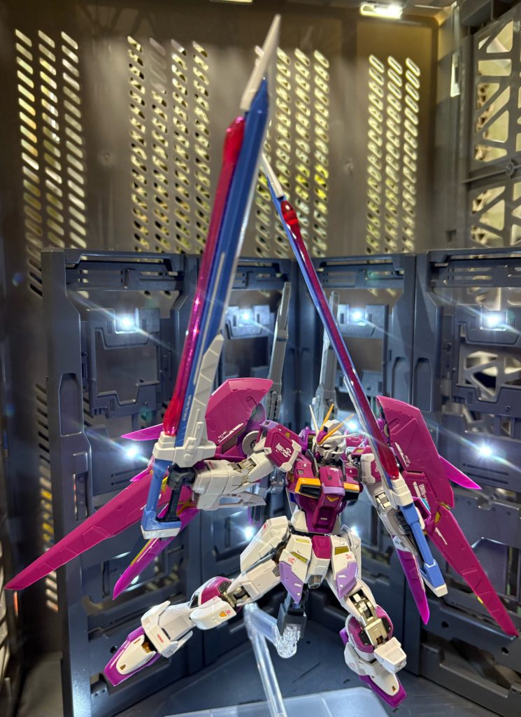 でかい対艦刀？で二刀流！ベースからはみ出てしまうほどに〜