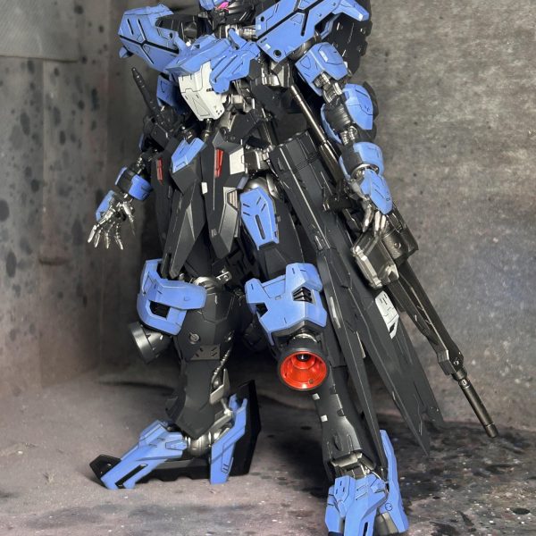 やや遅れ気味ではありますが、塗装は終了しました。あとは、マーキングシールを貼っていくだけですね。年内にZ2.0の完成は無理そうですね。箱すら開けていないので。（5枚目）