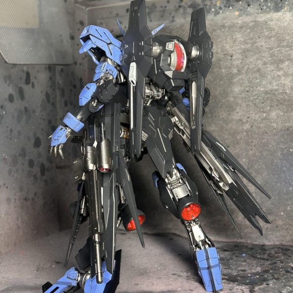 やや遅れ気味ではありますが、塗装は終了しました。あとは、マーキングシールを貼っていくだけですね。年内にZ2.0の完成は無理そうですね。箱すら開けていないので。（4枚目）