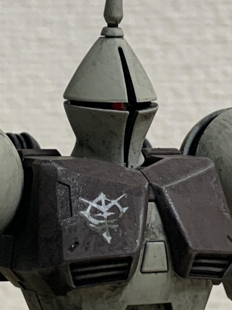 胸部にはちょうどかすれデカールがあったので、貼り付けてみました。多少なりとも残党感が出たかなと思います。