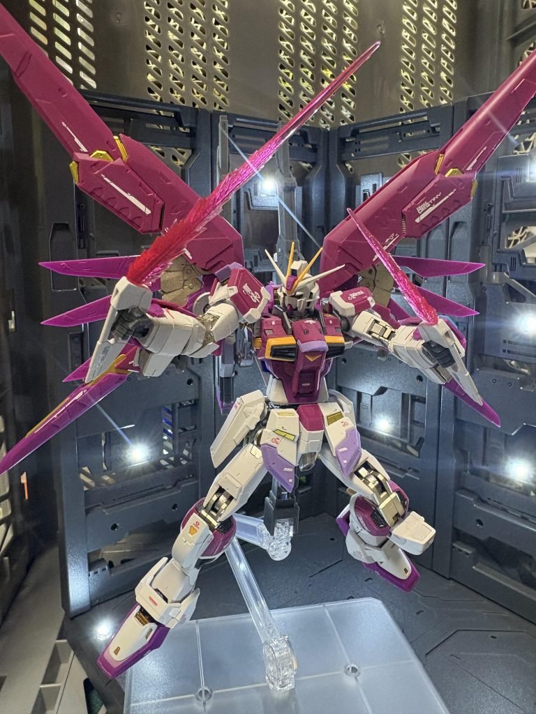 肘からの武器！ビームエフェクトモリモリですね。