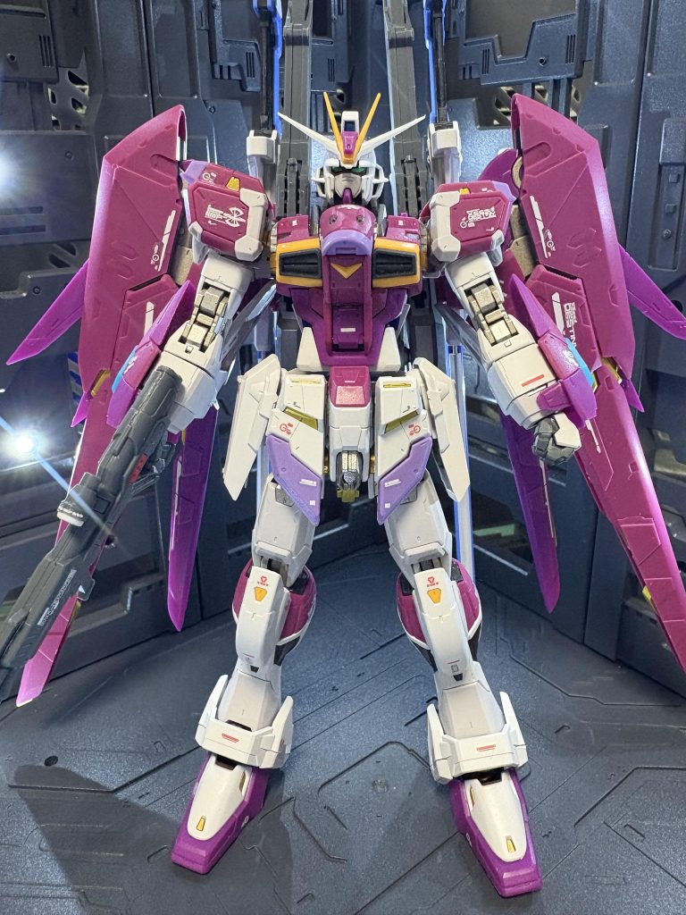 ベース無しで立たせるのは対艦刀に寄りかかることになります。