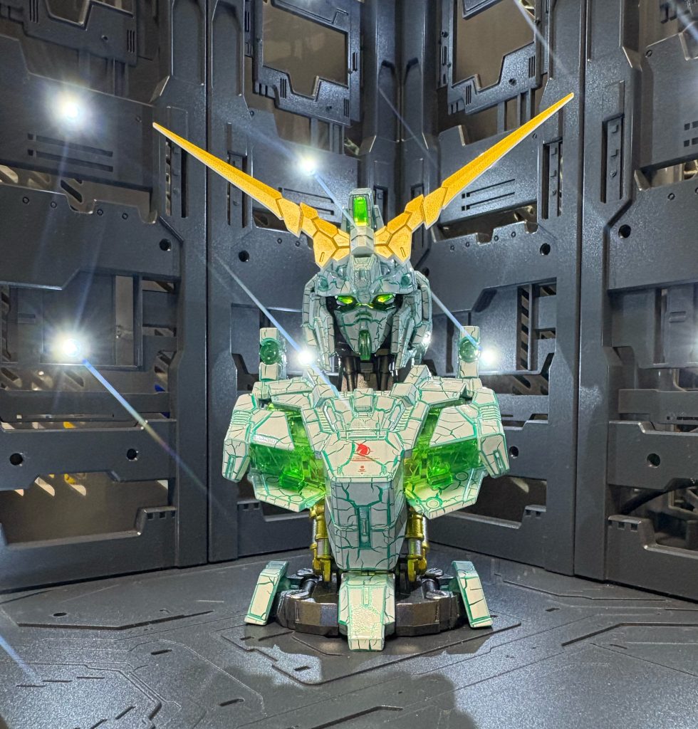 クラック塗装は光の結晶体が漏れている様なイメージです。