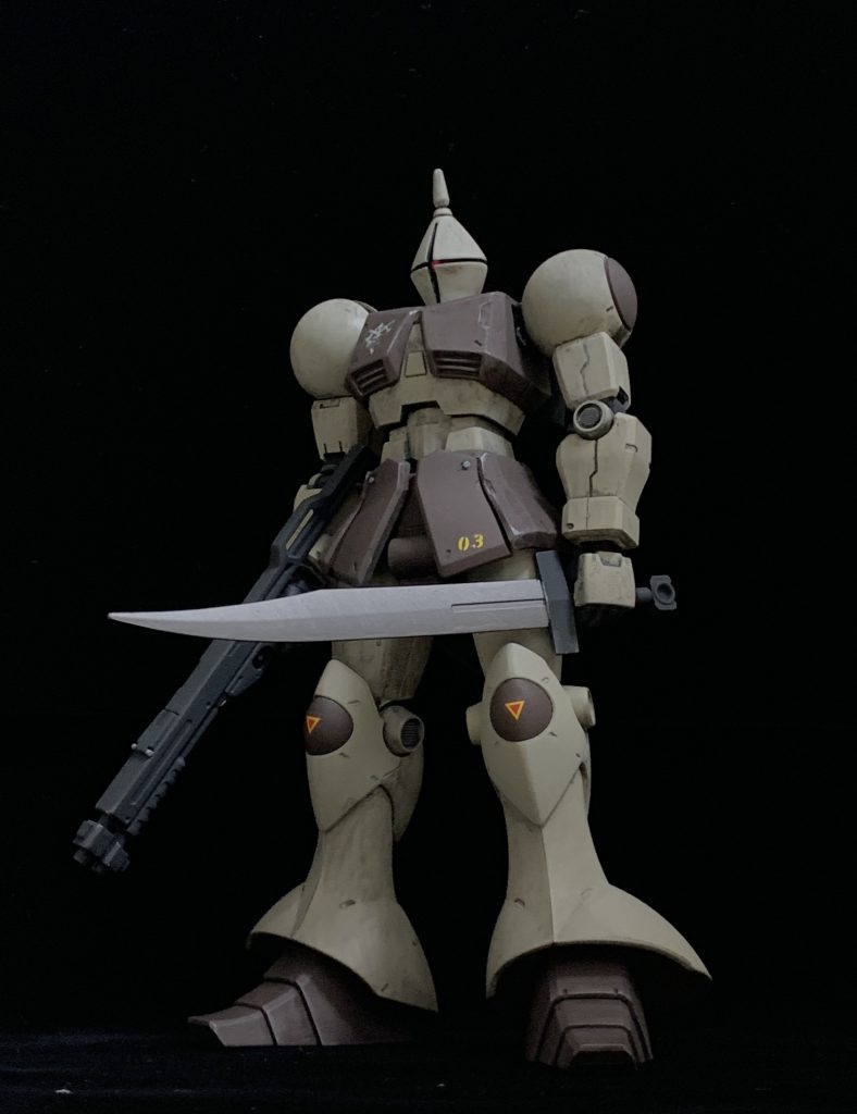 ギャンは設定ですと3機しか製造されておらず、1機はマ・クベ機、残り2機はエーオースに改修されア・バオア・クー戦に参加していたとのことです。となると、「そもそも地上に残党仕様が存在するのおかしくない？」という壁に早速ぶつかりました。デザートカラーで製作したいとは思っていたため、いろいろググりますがなかなか設定付けが難しいと分かり、下地塗装だけしてしばらく放置に・・・。ある時ふと思い出してif含め設定を考えていると、オデッサで製造された予備パーツで組み上げられた総製造数に含まれないギャンがいるとの設定を発見しました。というわけで見事にこれに乗っかった設定を考えてみましたので、一応載せておきます（笑）長くなりますので妄想設定がお好きでない方は飛ばしてください。以下、妄想設定です。↓オデッサ基地陥落前に運び出された予備パーツを用いて、一年戦争終戦間際に組み上げられ、その後ジオン残党軍により運用されている。そのため、ギャンの正式生産数にはカウントされていない。また、本来の主武装であるビームサーベル、ミサイルシールドは当時調整に時間を要していたためか、運び出されたパーツの中に存在しておらず、他MSの武装を装備している。残党軍という性質上、定期的な補給は困難であり、戦闘によるダメージが蓄積したパーツのみ部分的に交換されている。