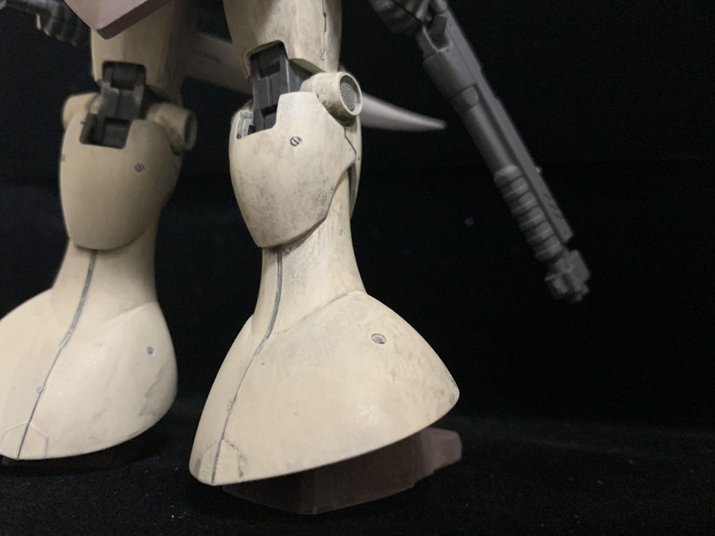 部分部分でディテールアップしています。関節にコトブキヤの丸モールドⅣを貼り付け、リベットモールドはあすぱら模型さんのものを使用しています。また、残党仕様ということでウェザリングはきつめにしていますが、デカールを貼ってから、「残党仕様なのに綺麗なマーキングあるのおかしくないか？」と思い、「部分的にパーツ交換をした」という設定にいたしました（笑）ですので、左フロントアーマーや、膝アーマーは綺麗になっています。