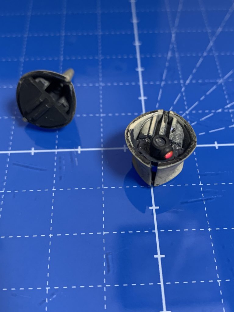 モノアイ可動は超単純構造です。上下可動は諦め、左右のみです。極力キットのパーツを活かしています。