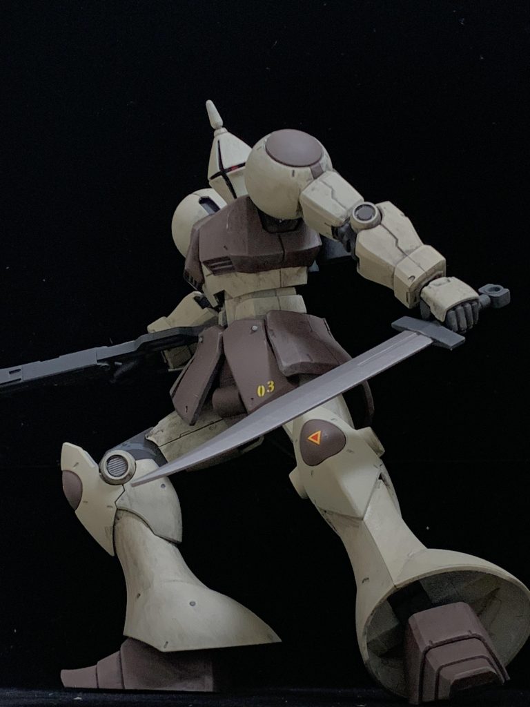 ヒートサーベル構え。やはりモノアイが動くと雰囲気出ます。