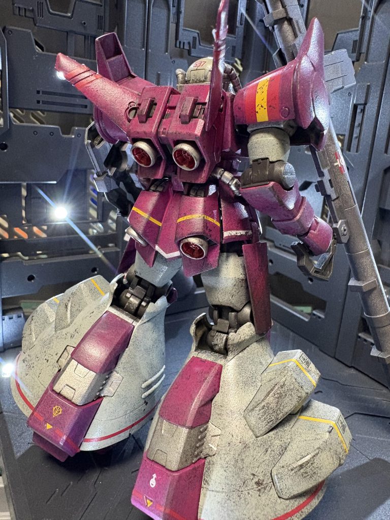 説明書をよく見ずにデカールを貼り付け。赤と黄のラインは表裏左肩となっていました。