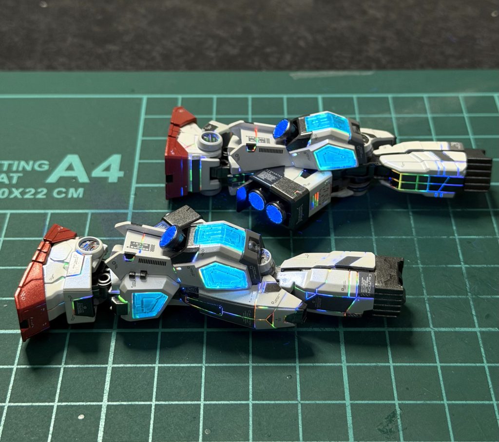 グラスフェザーなどのソーラーユニットは下に貼る銀のホイルシールに蛍光ブルーグリーンを塗ってさらに隙間をレジンで埋めてより光りやすくしています。