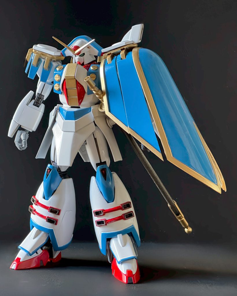 マントは開閉可能右肩飾りも一部動くようにして腕の可動域の邪魔にならないようにしてます。