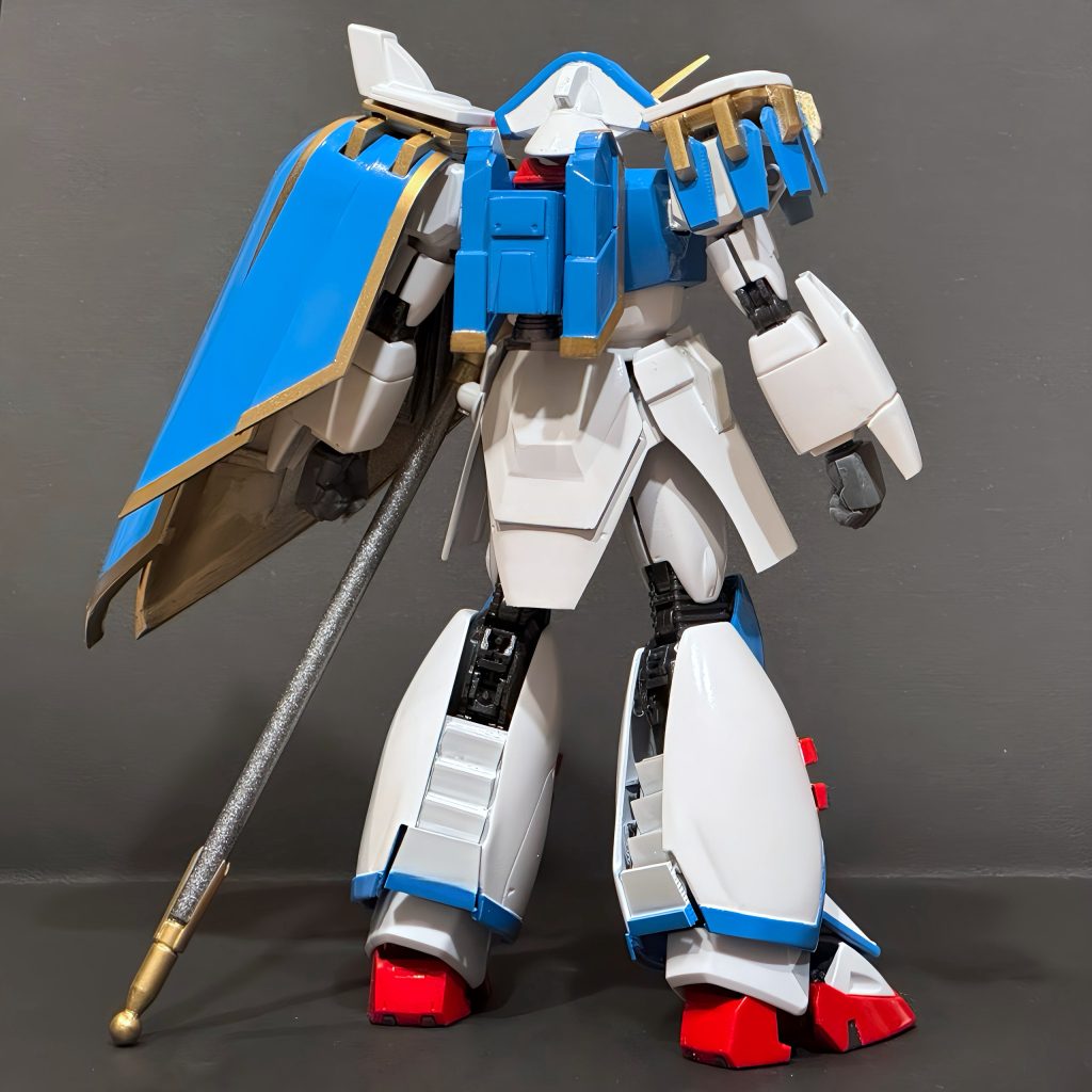 スネ装甲は前面からスポッと被せる形でふくらはぎにジョイントがくるようにしました。コアランダーもプラ板でフルスクラッチ