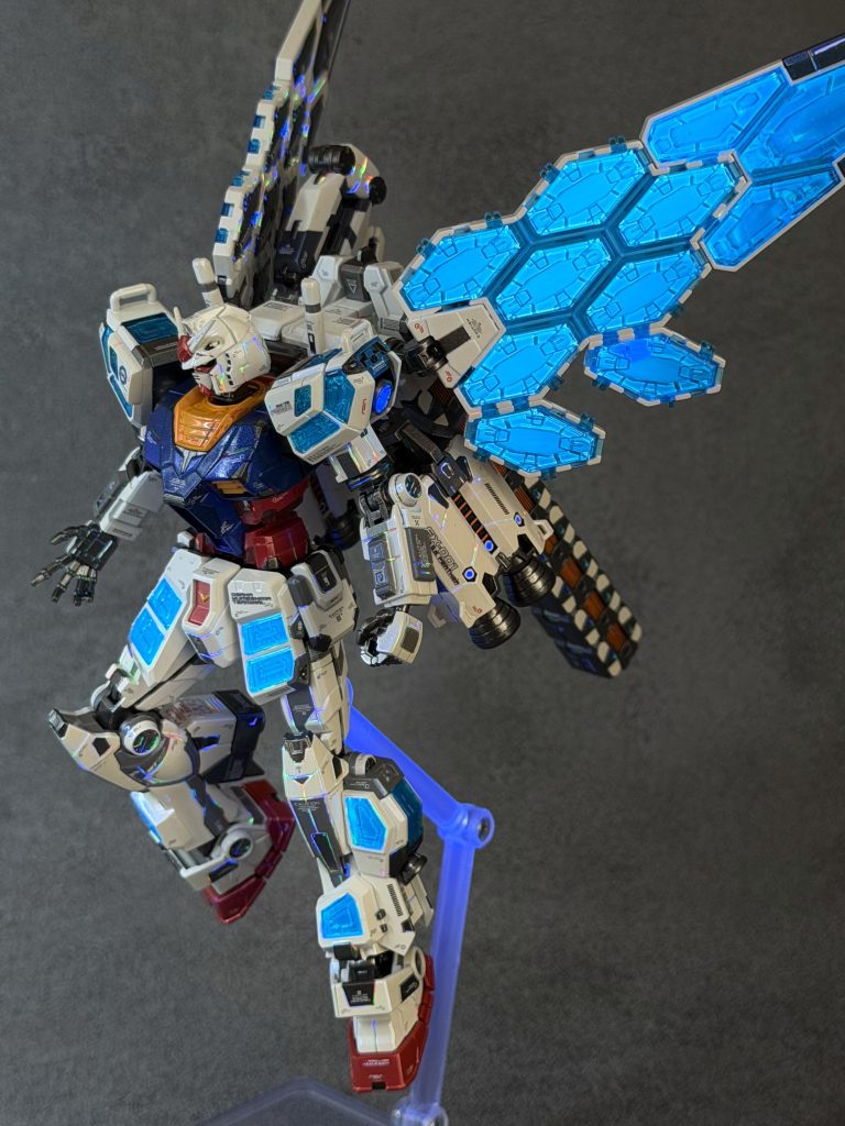 全身モールドびっしりの実物大ガンダム、虹色スミ入れと相性良さげと思ってたら実際パビリオンのラスト映像で一瞬虹色に光ってくれたので(だいたいは青系発光でしたが)、待ってましたと😎笑
