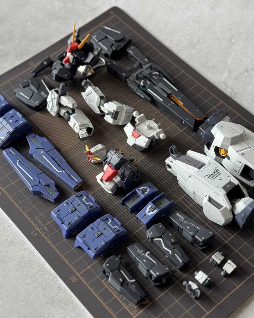 1/100公式デカールを切り貼りして。ラインデカール大好き勢なので多めです！