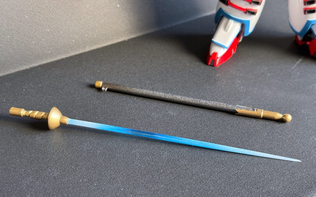 シュバリエサーベルは透明プラ棒とパイプでフルスクラッチ鞘と柄を脱着式にしてビームサーベルと差し替え可能