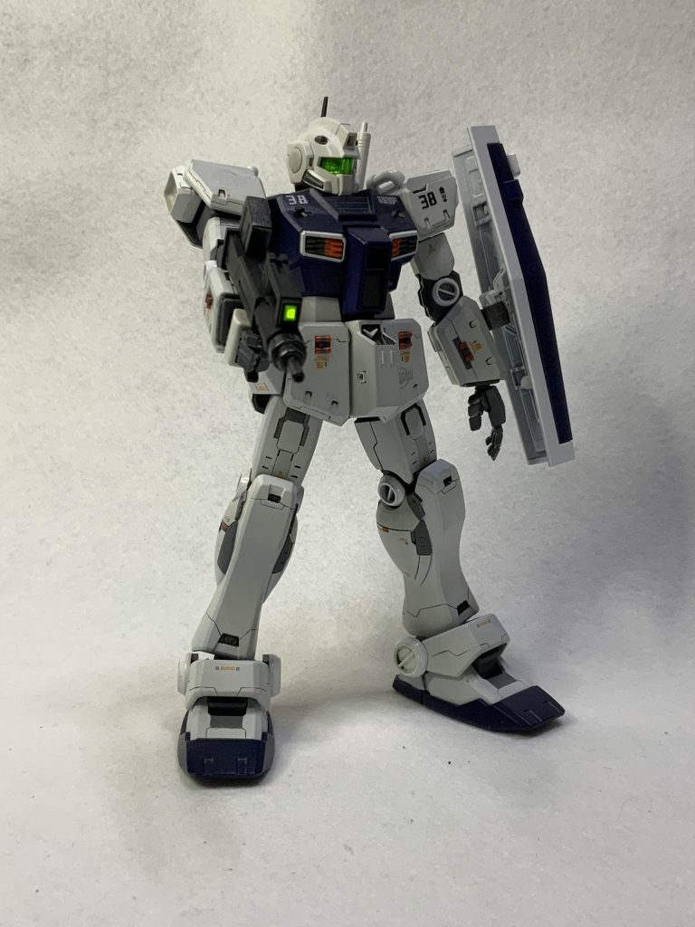 メインカメラパーツのランナーから90mmマシンガンのセンサーレンズを切り出して貼りました。反射で光って見えます