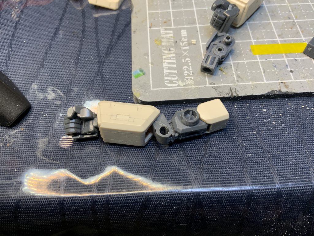 塗装し易い様、関節後ハメにしました