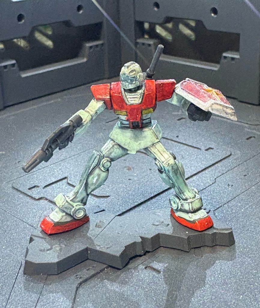 ジム!という事でガンダムマーカーをペーパーパレットに出しながら、筆塗りしてみました。