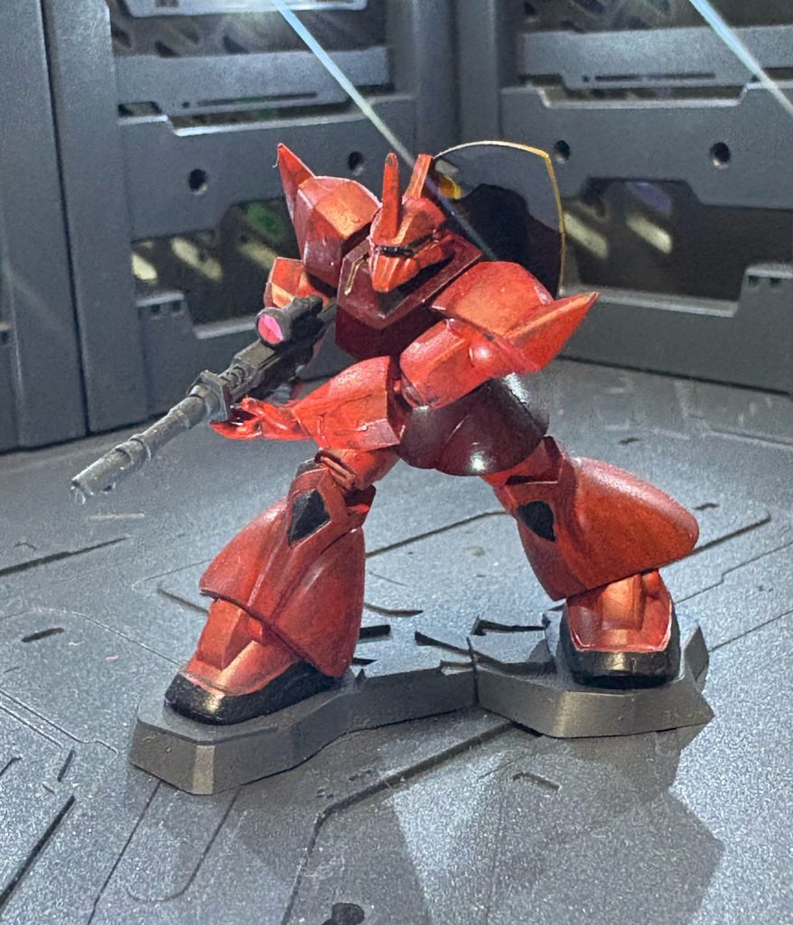 シャアゲルググ!シェイドをかけつつ、またマーカーの塗料筆塗り、シェイドと重ねていきました。