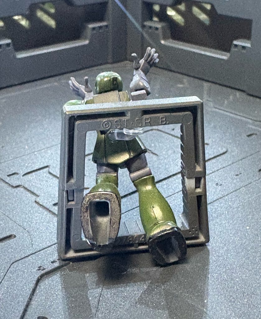 旧ザク後ろ!他の方の作例を見ると細かいところまでしっかり塗られているとか、塗り分けがすごいなぁと感心してしまいます。まぁ楽しかったらいいじゃん!と自分を慰めつつこれからも頑張ります。