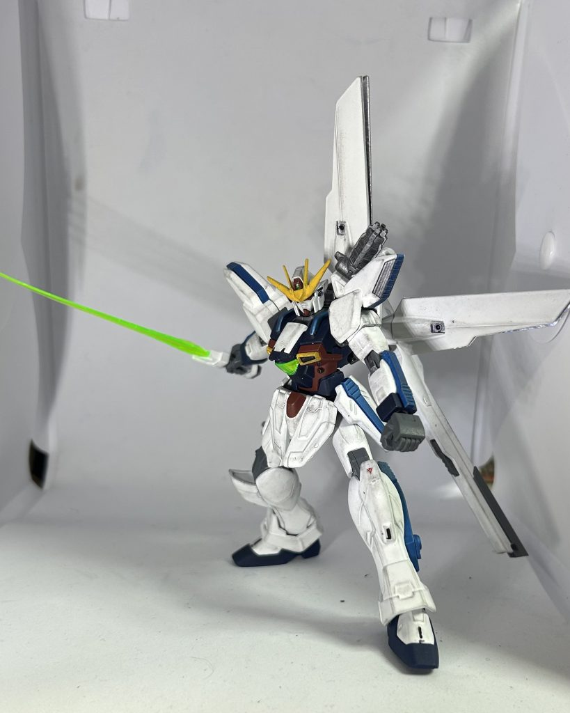 塗装です。いつも通りにスプレーで。今回は淡い感じにせずに色をはっきり分ける事を目的にしてます。白はピュアホワイト。青はブルー。赤はダルレッド。黄色はクロームイエロー。ポイントポイントにライトメタリックブルー。関節部等グレーはガンシップグレイ2とライトガンメタル。カラーリングのイメージは旧1/100のイメージ。…実はビームソードは手が大きくなった関係でちゃんと持てないのは内緒！