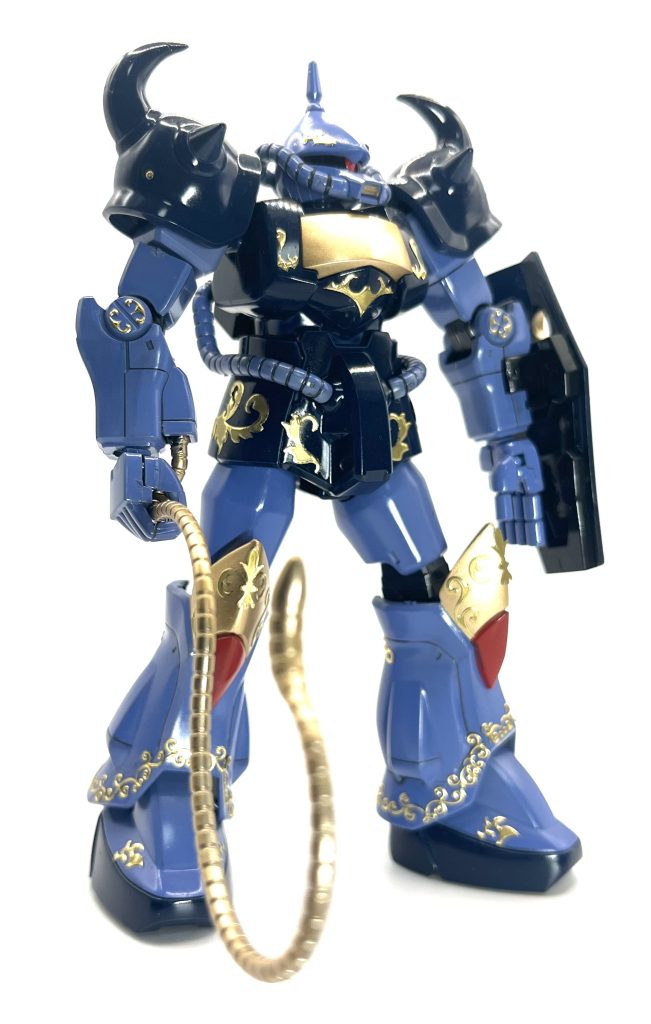 特徴的な頭の角はギャンの角を移植して、ポリパテで成形しました。まぁまぁ自然に出来たかな…。