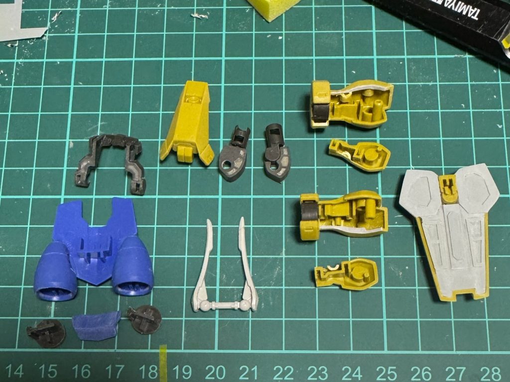 切ったり埋めたりした部分角は削って少し伸ばして少しとがった感じにしました。ポーズが蟹股になって、スカート裏がよく見えるので適当に埋めてディティールアップになってるかわからないけど、装甲裏を作ってみました(zaku-kao2)その他の写真は後ハメこんな感じにした件です(zaku-kao4)