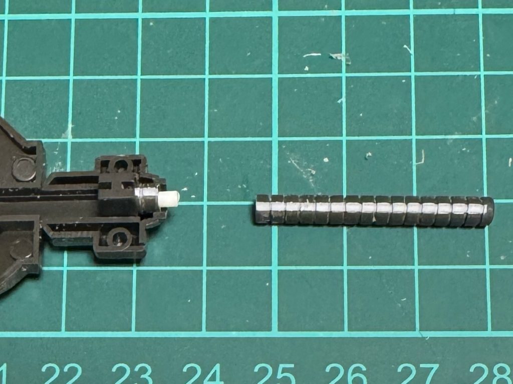 剣も塗装後に付けられるように後ハメにして柄の持ち手用の穴も埋めました。塗装後、結局重さでぐらつくので接着しました(zaku-kao2)