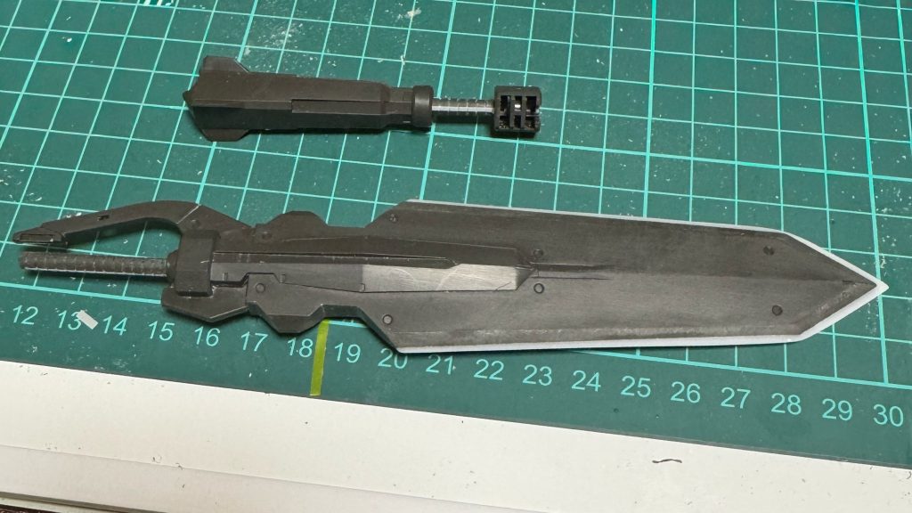 剣の刃の部分は鈍器のようなするのが正解かもしれませんが趣味で刃を付けました(zaku-kao6)