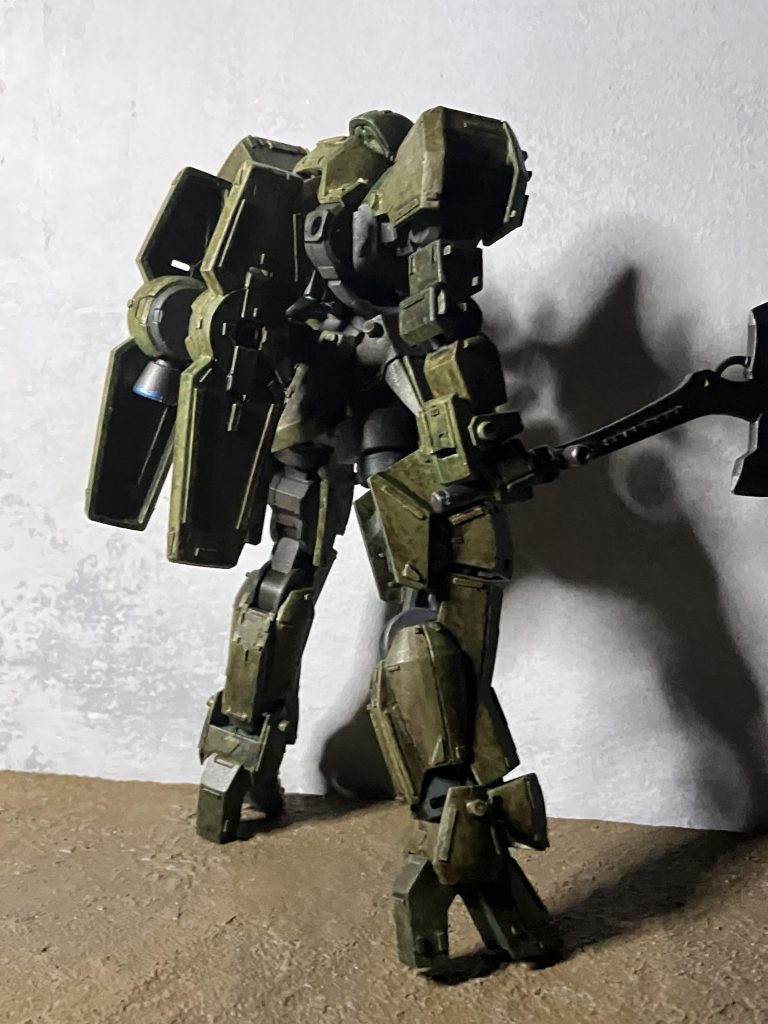 最近、塗装では下地を塗らないで成型色から塗りたいカラーを直接塗っていましたが、今回はそれをやるとプラが浮きすぎると思ったのでvicカラーのプライマー灰色を最初に塗ってますそこからNATOグリーンを筆塗りしてトップコート今回の1番のテーマピグメントブラッシュペンを、ここから使っていきます(詳しくは後ほど⬇️)