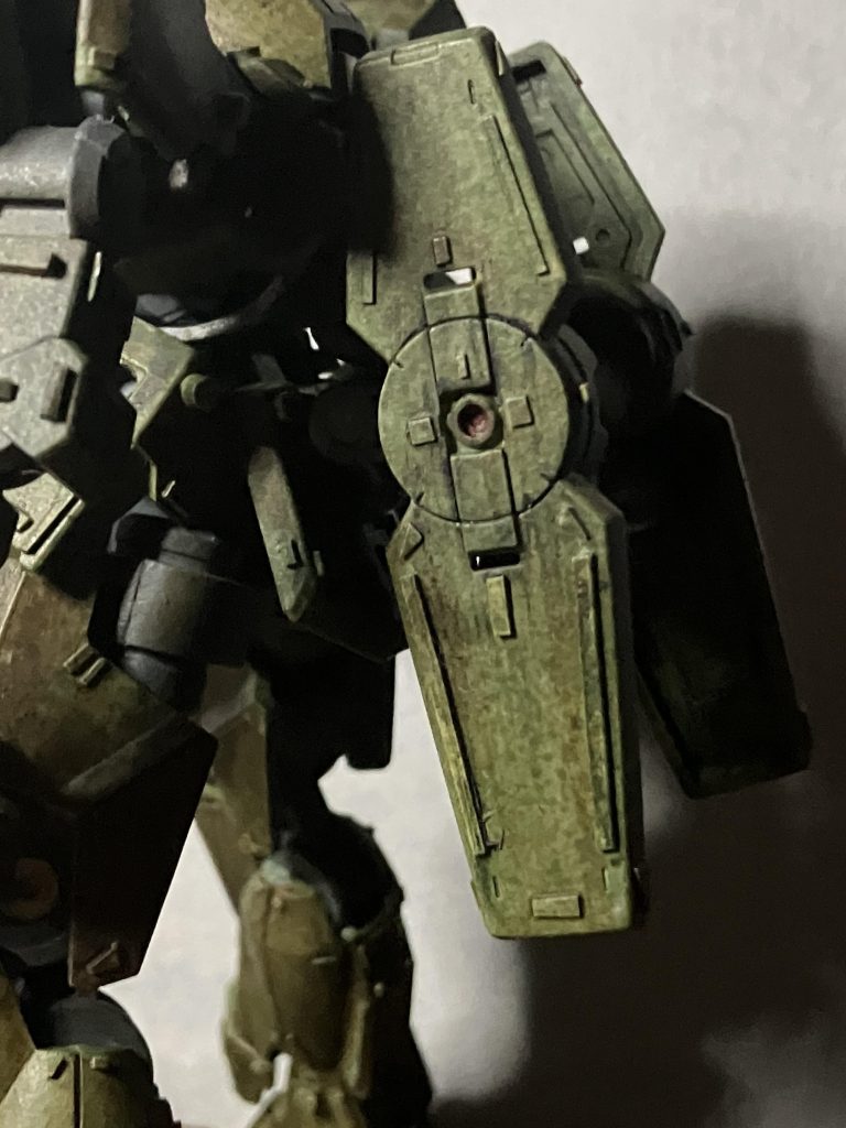 それを今回、私は2巡して出来たのが掠れ感のある汚れになります この、やり方墨入れエナメルの技法ですでも、何でエナメルを使用しなかったのかと言うと1番は臭いですあと、割れの心配このピグメントブラッシュペンは水性で臭いはしませんし、ブレンディングインクの方も臭いはありませんでしたうちはニャンコとパートナーがいるのと台所での作業なので色々と考えて、これに落ち着いた感じですかねブレンディングリキッドはvicカラーを侵すこともなかったので、次から積極的に使っていこうかと思ってます☺️