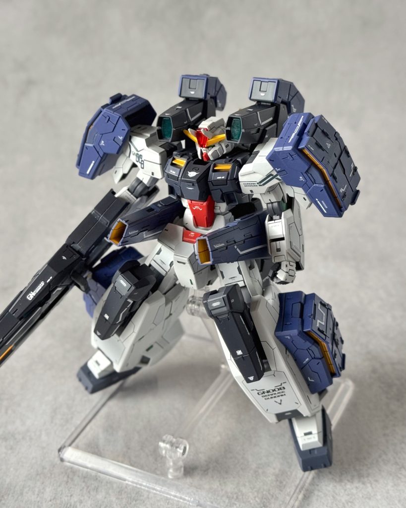 プラ板で胴体延長や肩パーツのサイズアップ等々、全身をいじって密度を高めました！