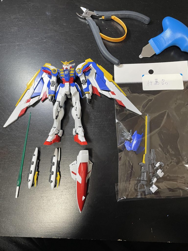 こんな感じで、よく見るとゲートが残った状態で展示されてて、アンテナなんて折れて無くなってますからねコレ。作り直したらめっちゃかっこよくなるんじゃない？と思い購入。