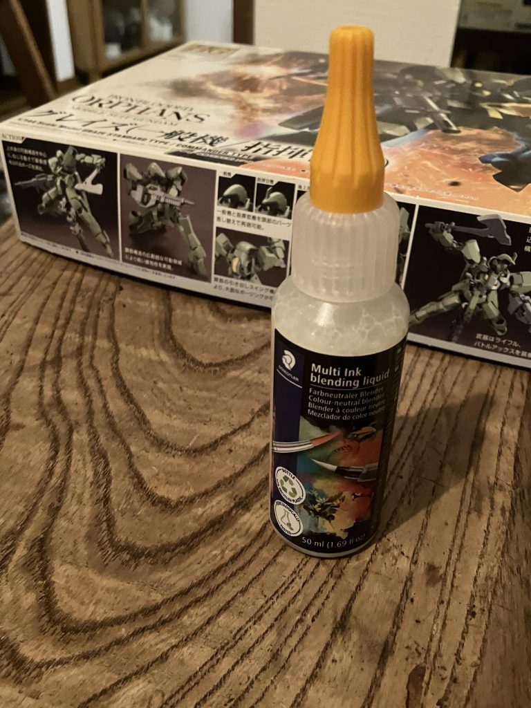 特徴は、このブレンディングリキッドが有ればペンで塗装して乾燥した後で塗装を拭うことが出来る点です🖌️