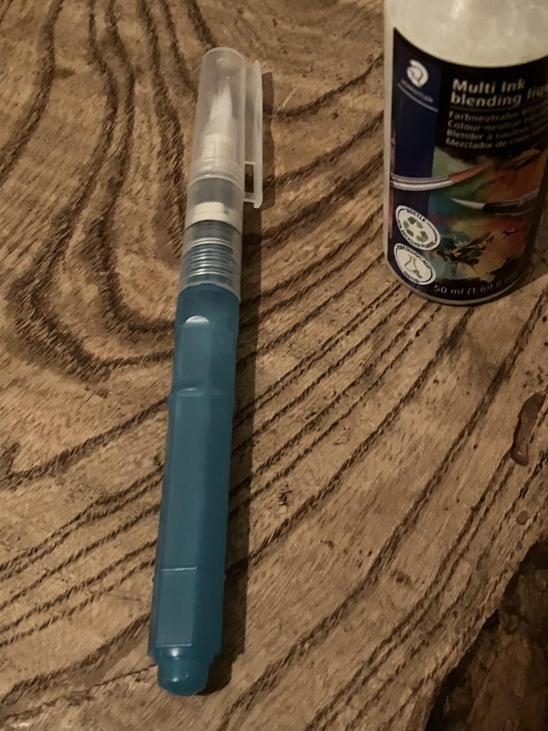 この筆もステッドラー社から出ている筆で軸に任意の液体を貯められるようになっていますここにブレンディングリキッドを入れて先ほどのペンを消していく感じで筆を入れていきます