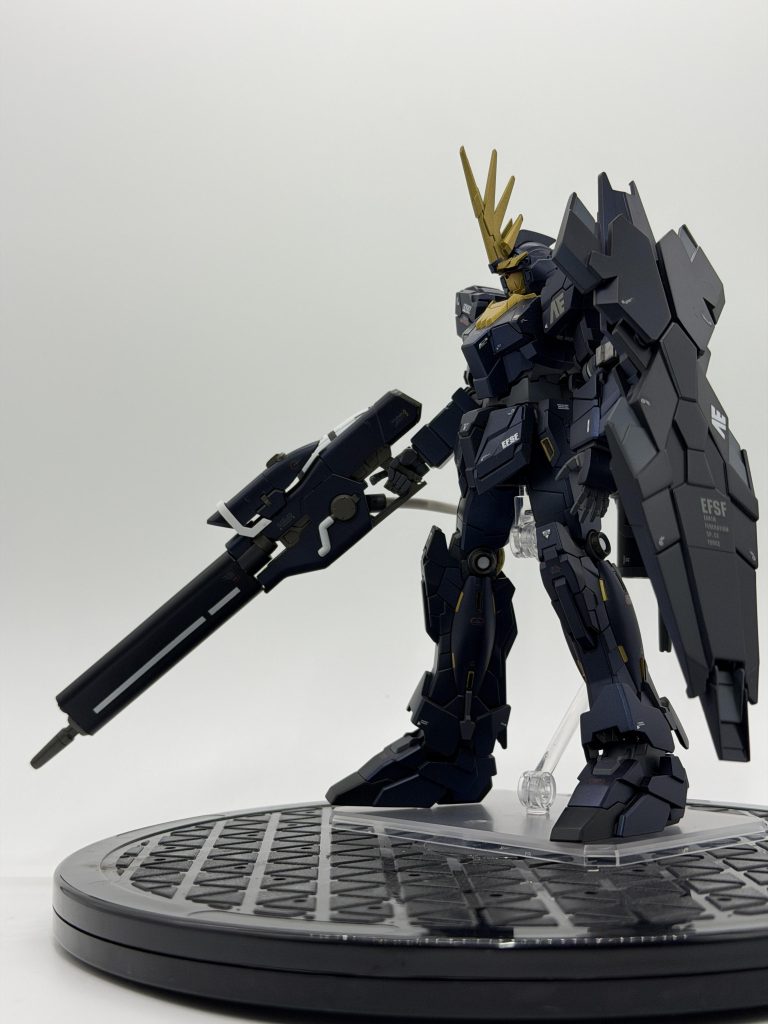 ロングライフルは時代を意識しνガンダムやHi-νっぽいテイストに。