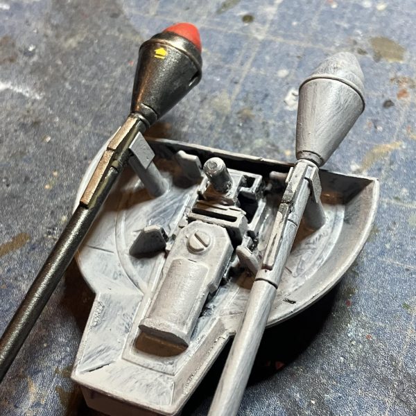 見れば分かるわ!!( ´Д｀)っ))Дﾟ)・∵. 今日は開始が遅かったのと武装を足したりしていたので下地塗装まで🖌️ますらおさんから教わったシュツルムの懸架方法を自分なり…と言うかプラ棒が1m mしかなかったのでランナーにプラ板貼って、それらしくしてみました  （3枚目）