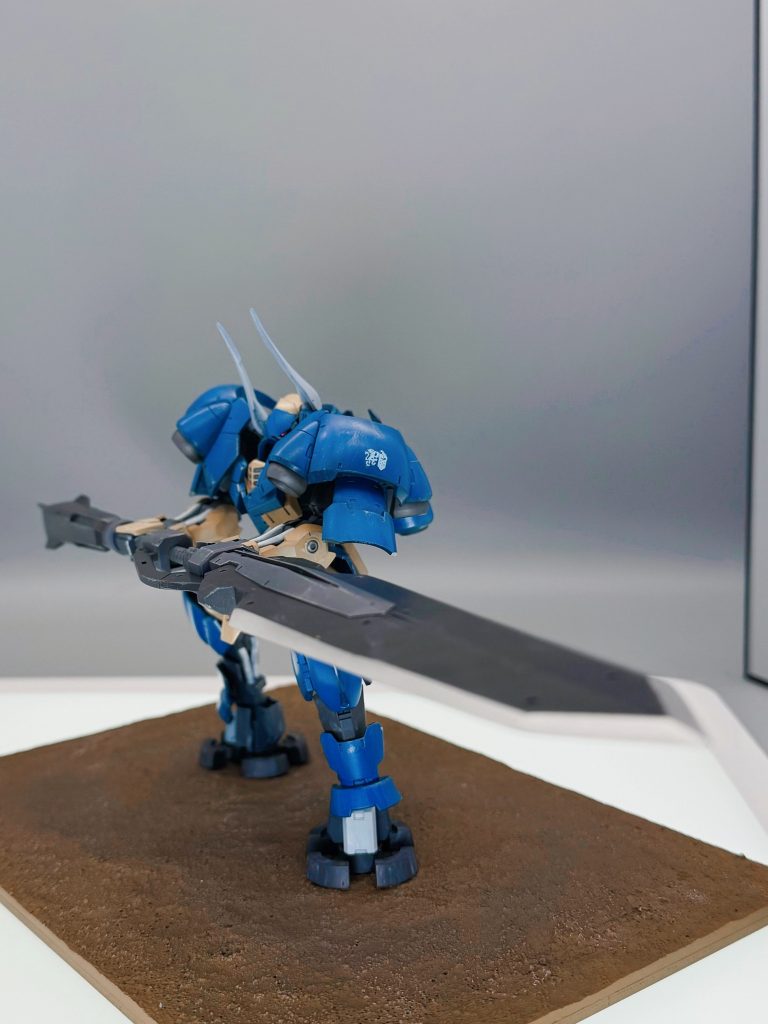 もういっちょ正面見せ方ならこっちの方が好みかな(zaku-kao6)腕に見える3mm穴には30MMのカスタマイズシーンベース(トラスベースVer.)をシルバーで塗装して切って使っています。塗装はグレーサフの上に黒に近いブルーグレーを調色して塗装、白をハイライトで塗装した後に調色したブルーにクリアを足して塗装しました。同じ感じでカーキっぽい色の腕も塗装してます。フレームはメカサフスーパーヘヴィのままです。黒っぽい外装はサフの上にメタルブラックにしてます。剣の刃はシルバーを塗装してます。白の部分はガイアのグレー1にほんのりシアンを入れて塗装してます。