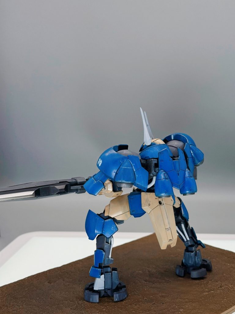 ウェザリングは全体にクレオスのフィルタのブルーを塗装したのちふき取り、その後、ウェザリングカラーのホワイト、オレンジ、グレーで汚しながらふき取りをして最後にシルバーでドライブラシしました。