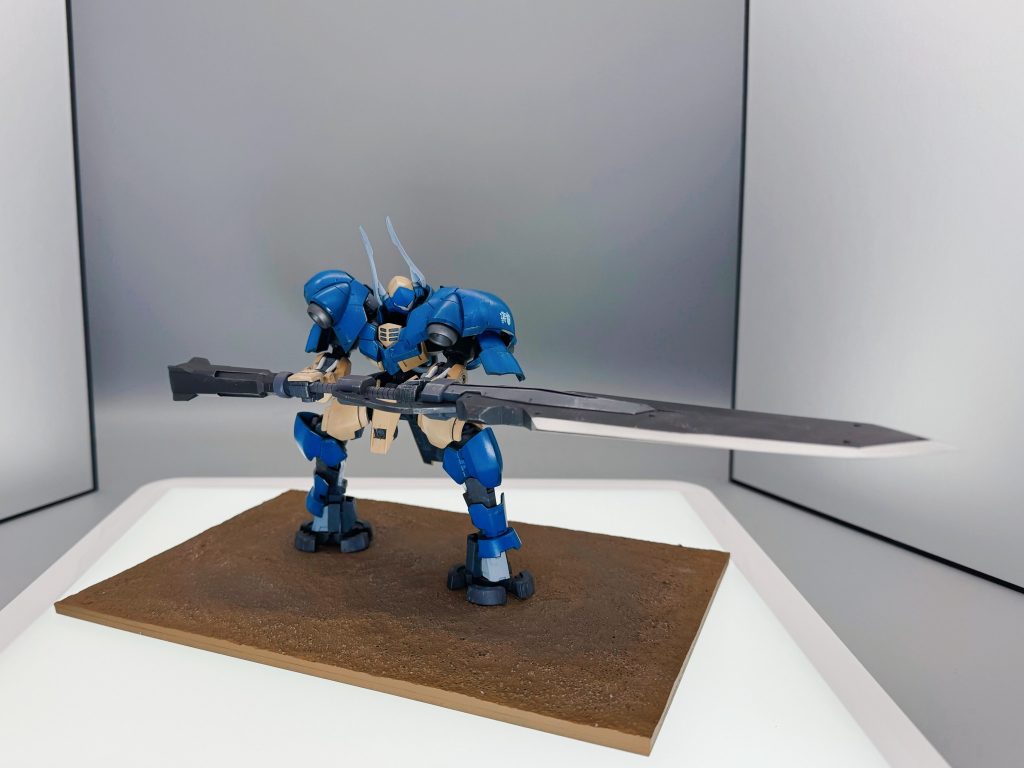 全体。でかい大剣はかっこいいですねー。ギャラルホルンのデカールをケチって小さいのを使用したのは間違いだったと今でも思ってます(zaku-kao4)台座はトミーテックのジオコレをそのまま使ってます。